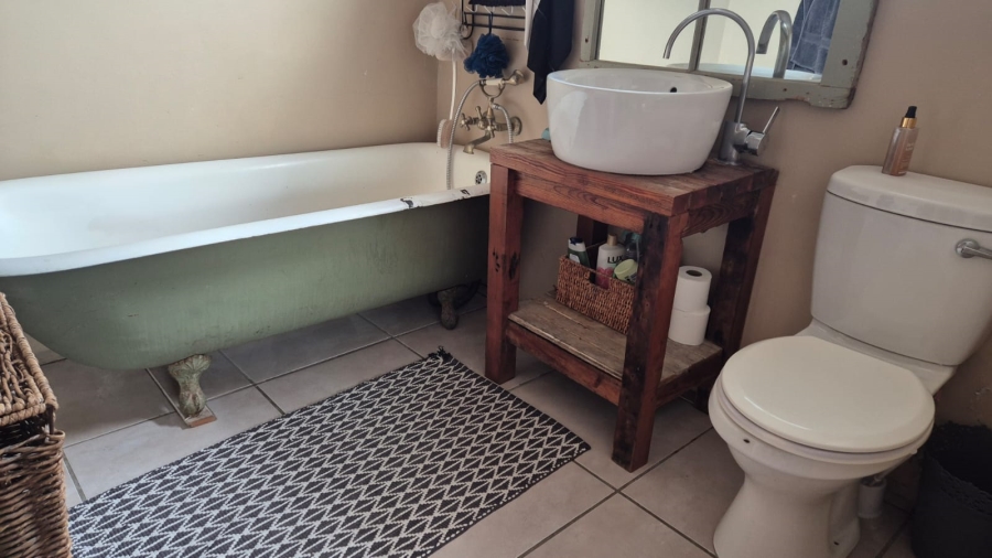 To Let 4 Bedroom Property for Rent in Wavecrest Eastern Cape